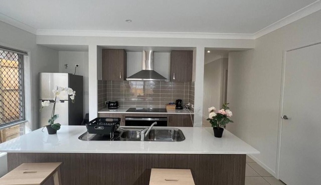 8 Bedrooms with 2 ensuites (4 Toilets together