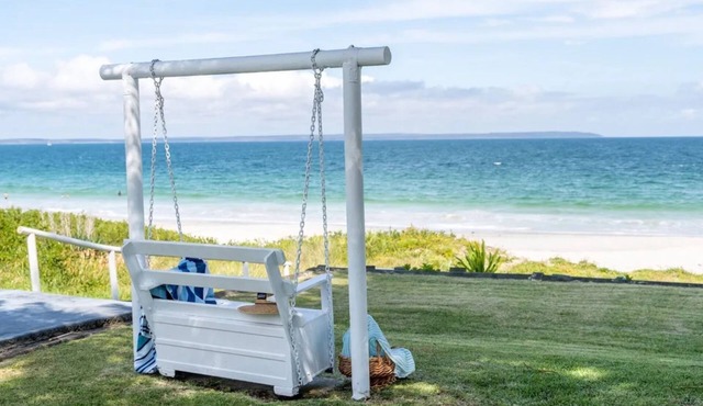 Absolute Beach – panoramic ocean views, just a few metres to the sands of Callala Beach in Callala Beach