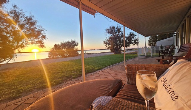Absolute Beachfront Escape. Sleeps 11. Ocean views + Outdoor Bath. Pet Friendly in Port Broughton