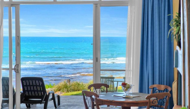 Absolute Beachfront l Couples Getaway