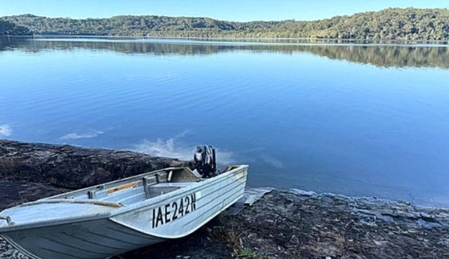 Absolute Lakefront Bliss. 5hp motorboat to explore the lake, family friendly in Smiths Lake