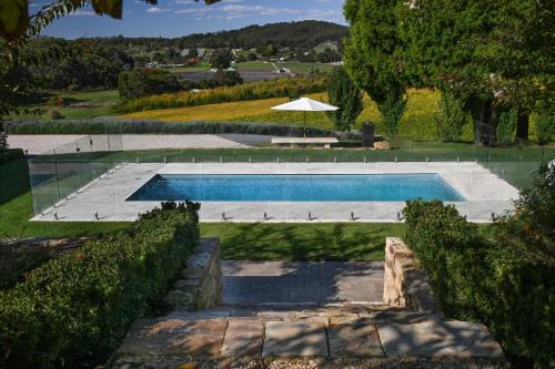 Adelaide Hills luxe-cottage with spectacular vineyard views