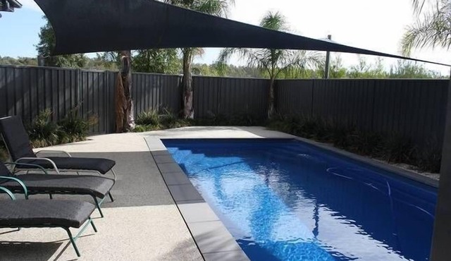 Agrestic- Best Group Stay, Pool, 1 acre, BBall hoop, fireplace, sleeps 16+ in Yarrawonga