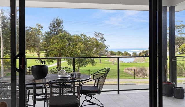 Ahgunyah Beach House - Beautiful, spacious home opposite the Golf Course