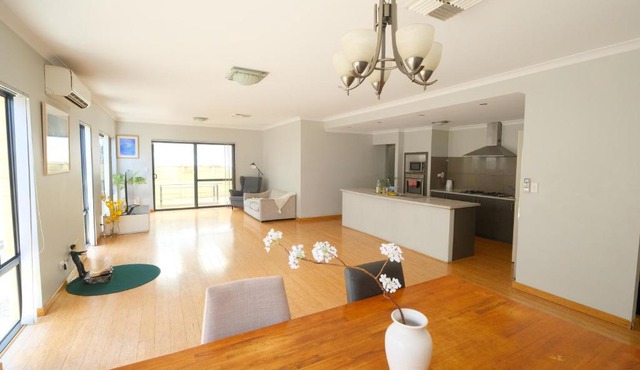 Airport 5BR Retreat - Full Kitchen & Tranquil