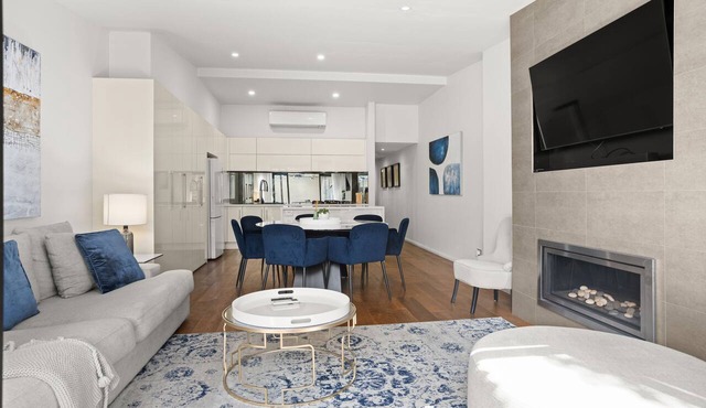 Albertine House Pet Friendly Beachside Retreat in Albert Park