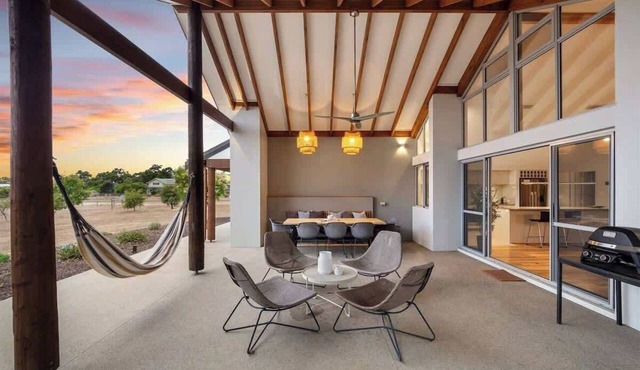 Amaroo—Luxurious Farmhouse & Studio near Yallingup in Yallingup