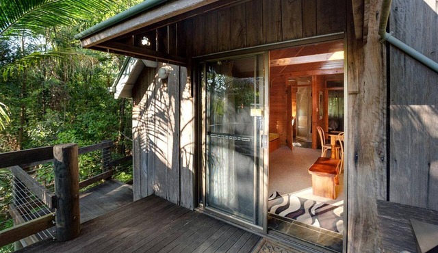 Amazing Mountain Cabin with a Barbecue near Cedar Creek, Queensland in Mount Glorious