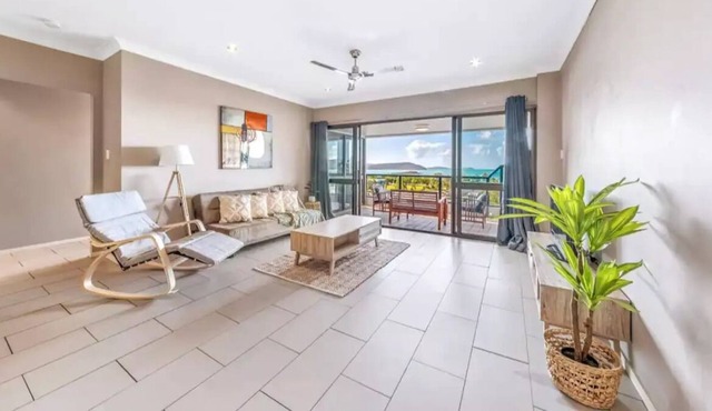 🏝 Amazing Ocean Views! 🏝 FAST WiFi 💫 #WFH 🧑🏼‍💻👩🏻‍💻 in Cannonvale