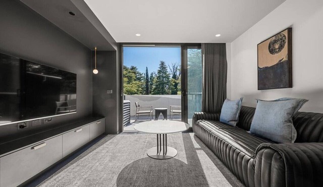 Amazing Studio Apartment w/Balcony & Parking! in Braddon