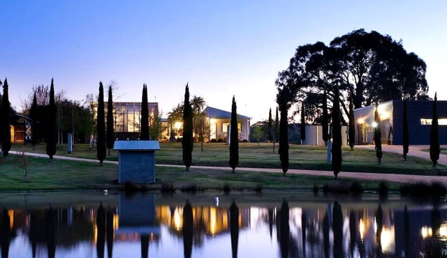Amazing Villa with Swimming Pool and Lake Access in Hepburn, Victoria