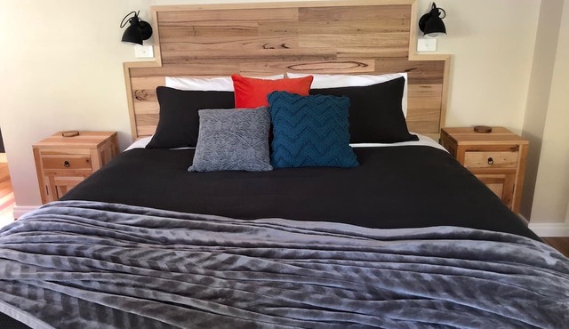 Apartment 2 Self-contained King bed, bath & shower, mountain views, wood burner in Mole Creek