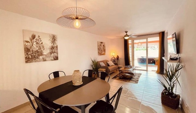 Apartment with jacuzzi Route des plages in Remire-Montjoly