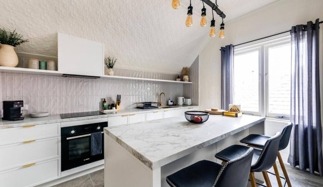 Artos Stays-Modernised Victorian Masterpiece | City-View Sunroom!