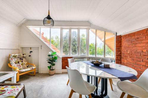 Artos Stays-Modernised Victorian Masterpiece with City View Sunroom!