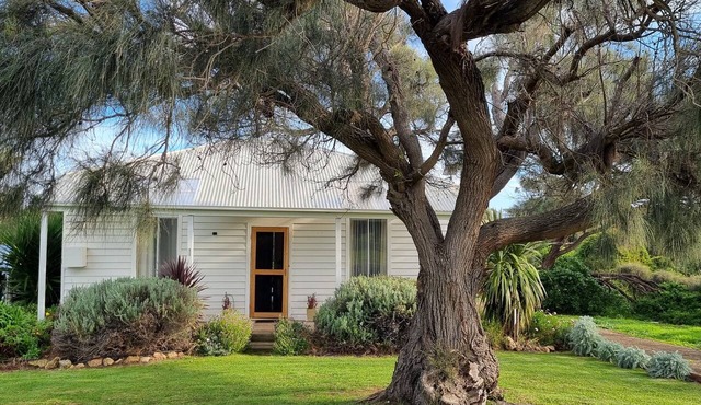 Arvor Cottage Quaint cottage walking distance to the beach and cafes