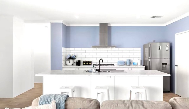 Avalon Beach Escape| Coastal Retreat -5 minutes to beach, Spa, Sauna & Sleeps 11