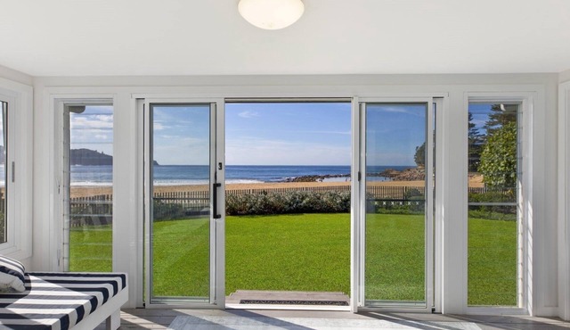 Avoca Beach House - Uninterrupted Beachfront