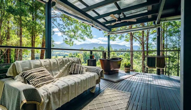 Ayatana -four bedroom house with pool, amazing views & pet friendly