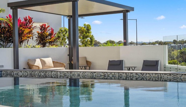 Azzure Beachside Retreat with Pool Gym and Steam Room