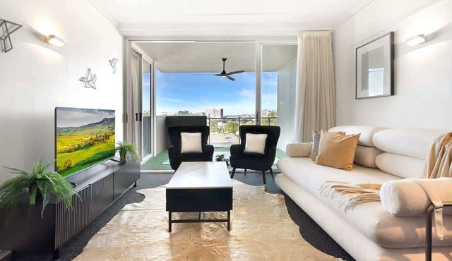 Balcony Views, Parking, Gym, Walk to Brisbane CBD in Spring Hill