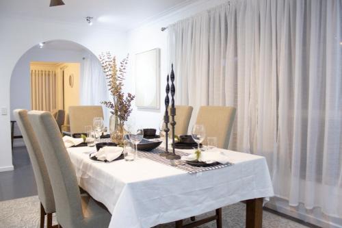 Ballarat Cozy Cottage for Families, Sleeps 8, Pet Friendly, Big backyard, Parking for 4 cars, Close to Shopping mall