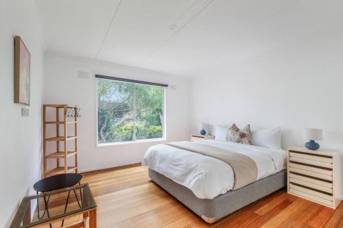 Bayside Cottage - Leafy Stay near Rye Beach and Dining in Rye