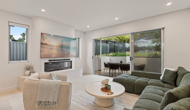 Bayside Luxury Retreat with Pool Near to Cronulla
