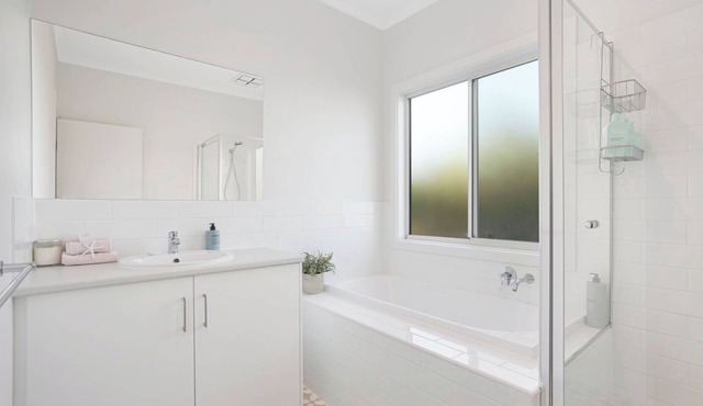 Beach by the Dunes: Relaxing, contemporary beach house, walk to beach and river