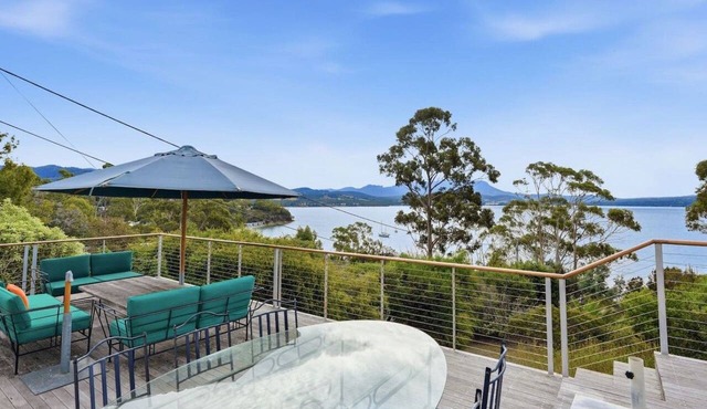 Beach house 150 m from Coningham Beach, bay views, 10 min to the Bruny ferry in Coningham