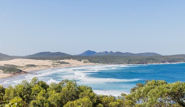 Beach House 7, Air Conditioned, Wi-Fi, Foxtel, Linen, Communal Pool and Spa