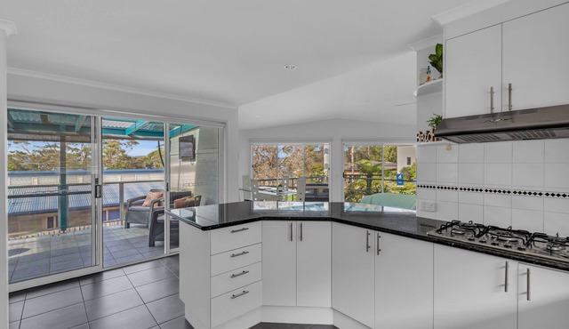 Beach House Merimbula - Heated Pool, Pet Friendly, Sleeps 10