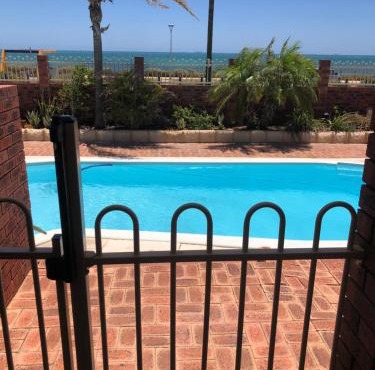 Beach House Opposite Ocean 4 Bed 2 Bathroom with pool in Geraldton