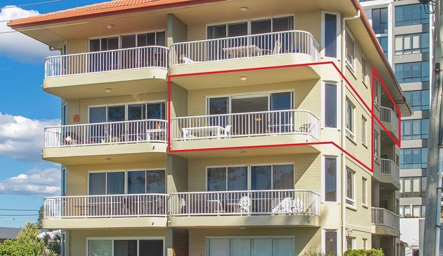 Beach Pines 5 - Fully Renovated North Kirra Beachfront - Min. 3 Night Stays