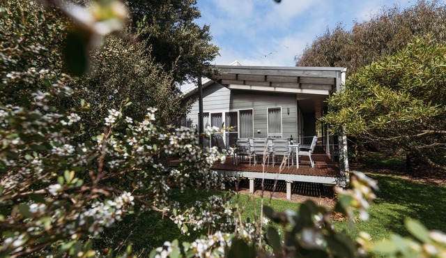 Beach Side Retreat; WiFi, Linen, Pet Friendly and minutes' walk to the beach in Sandy Point