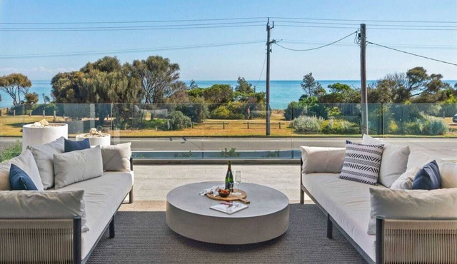 Beachfront Luxury - Bay Views, Games, Wineries in Safety Beach