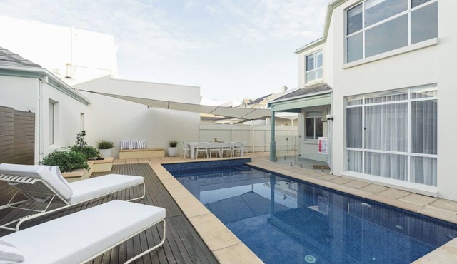 Beachfront, Pool, Games Room, Sleeps 12 in Henley Beach