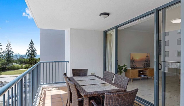 Beachside 2-Bed with Pools, Gym, BBQ and Parking