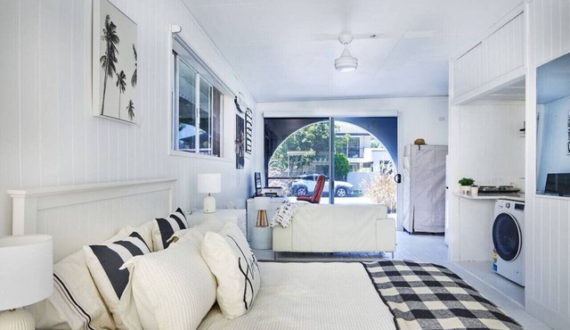 beachside 2 bedroom apartment in Paradise Point