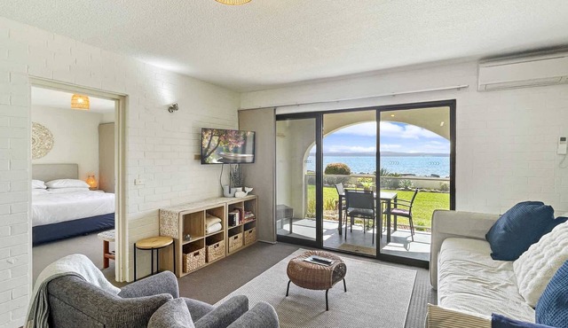 Beachside Apartment Overlooking Casey’s Beach in Batehaven