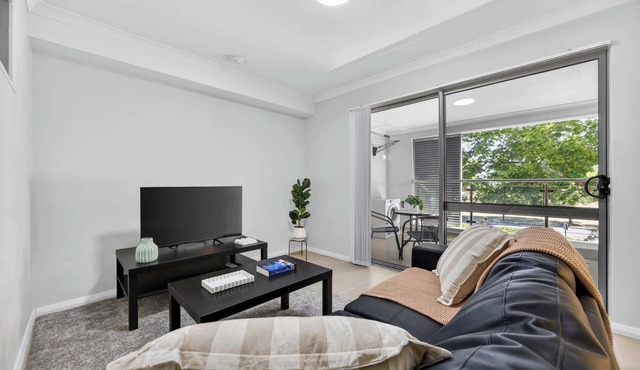 Beachside Apartment w/Balcony & Fast WiFi, in Rockingham