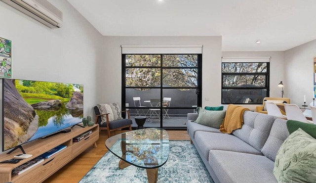 Beautiful 2-Storey Unit with Balcony near Smith St