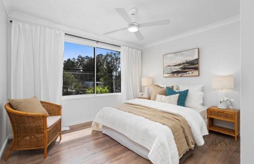 Beautiful Lakeview Retreat, Private Upper Level in Berkeley Vale