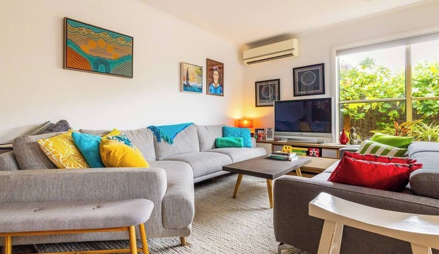 Beautiful quiet home, Geelong West cafes – for families, LGBT guests, pets in Hamlyn Heights