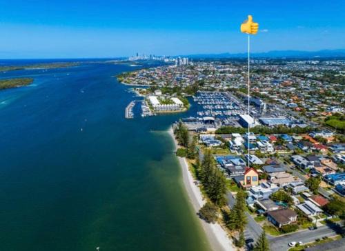 Beautiful separate granny flat at the back of the beach front property in the peaceful beach - Big saving 04 beds in Beachmere