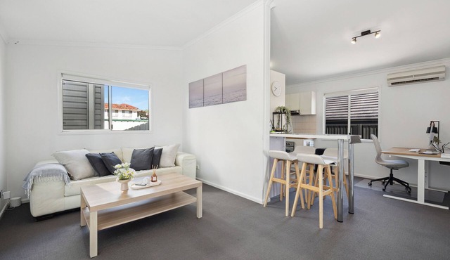 Bedford Oasis | Modern, Parking Near CBD & Airport