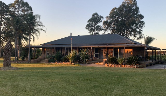 Bella Farm Hunter Valley. Rustic & Elegant Farmhouse with Outdoor Spa. Firepit.