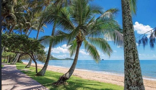 Best Value Cairns Holiday Home! - Trinity Beach Getaway: Spa, pool, beach, sun. in Trinity Beach