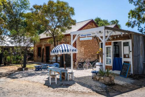Blacksmith Cottage - Stay in Blacksmith's Lively Hub in Aldinga