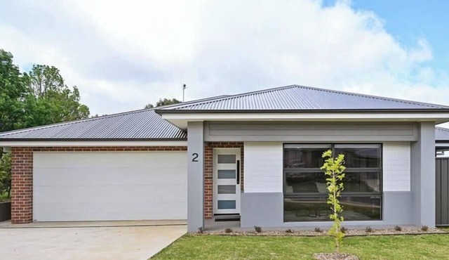 Bligh St Bliss. Mountain Views. Family Home. in Orange